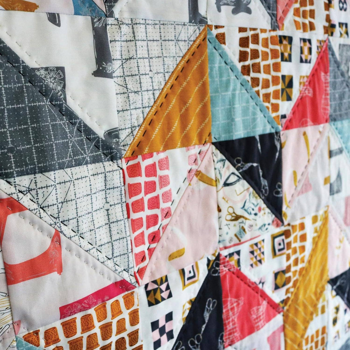 Fox Chapel Publishing - 10-Inch Square Quilt Block Book - 40+ Quilt Patterns