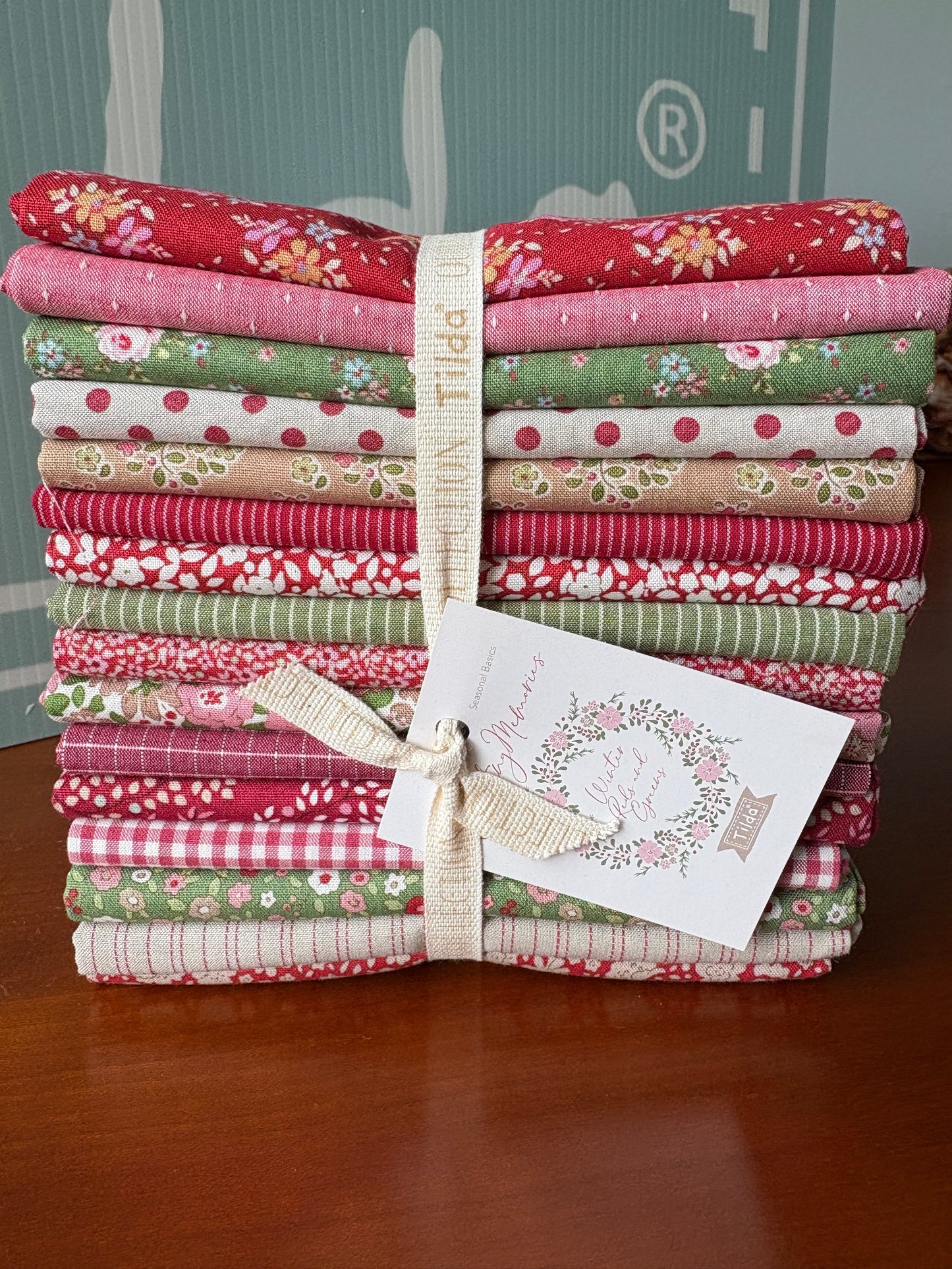 Tilda Creating Memories FQB 16 Fabrics 20x22in Winter